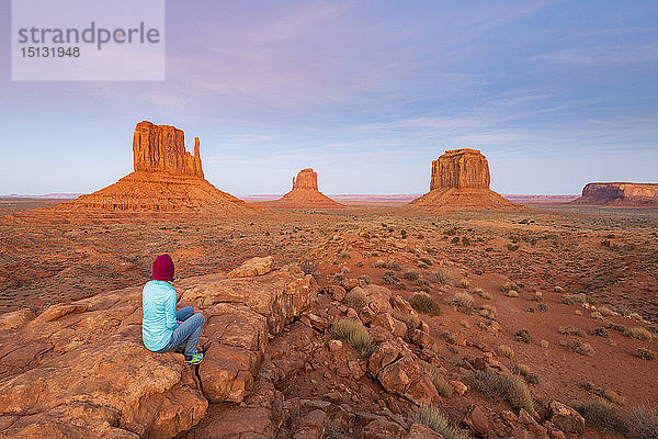 Sandsteinfelsen im Monument Valley Navajo Tribal Park an der Grenze zwischen Arizona und Utah  Vereinigte Staaten von Amerika  Nordamerika