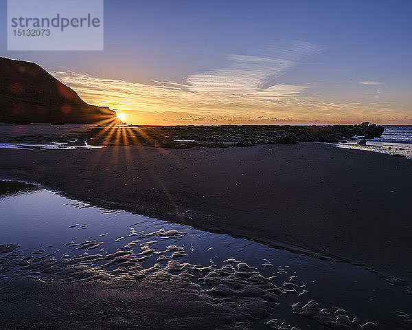 Sunstar späht um die Klippen mit einem Pool am Strand von Orcombe Point  Exmouth  Devon  England  Vereinigtes Königreich  Europa