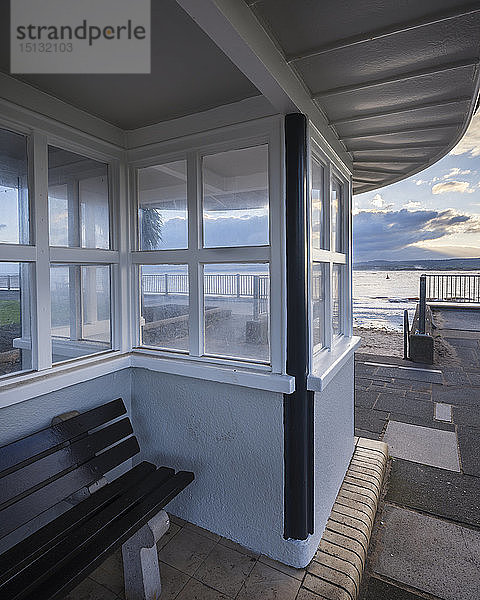 Blick am späten Nachmittag durch einen Unterstand über den Stufen zum Strand  Exmouth  Devon  England  Vereinigtes Königreich  Europa