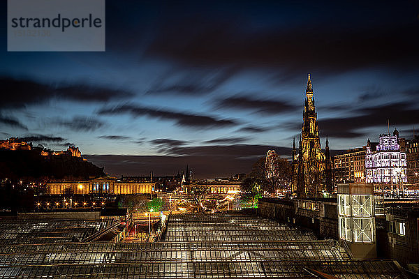 Scott Monument  Waverley Station bei Nacht  Edinburgh  Schottland  Vereinigtes Königreich  Europa