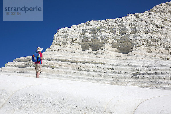 Besucher bewundert die weißen Kalksteinfelsen der Scala dei Turchi  Realmonte  Porto Empedocle  Agrigento  Sizilien  Italien  Mittelmeer  Europa