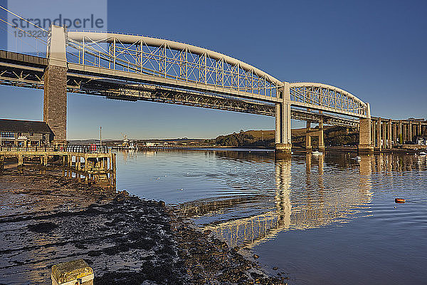 Die Tamar-Brücken über die Hamoaze  Mündung des Flusses Tamar  in Saltash  nahe Plymouth  Cornwall  England  Vereinigtes Königreich  Europa
