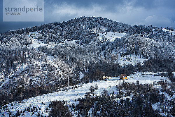 Winterlandschaft in den Karpaten bei Brasov  Kreis Brasov  Rumänien  Europa