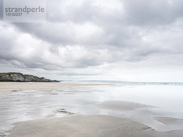 Wolkenformationen und nasser Sand auf dem weitläufigen Strand von Sandymouth  mit Blick auf Bude  Cornwall  England  Vereinigtes Königreich  Europa