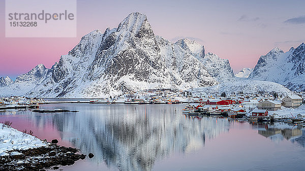 Reine Fischerdorf im Winter  Reinefjord  Moskenesoya  Lofoten Inseln  Arktis  Norwegen  Europa