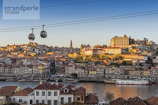 Sonnenuntergang über dem Stadtteil Ribeira und dem ehemaligen Bischofspalast  UNESCO-Weltkulturerbe  Porto  Portugal  Europa