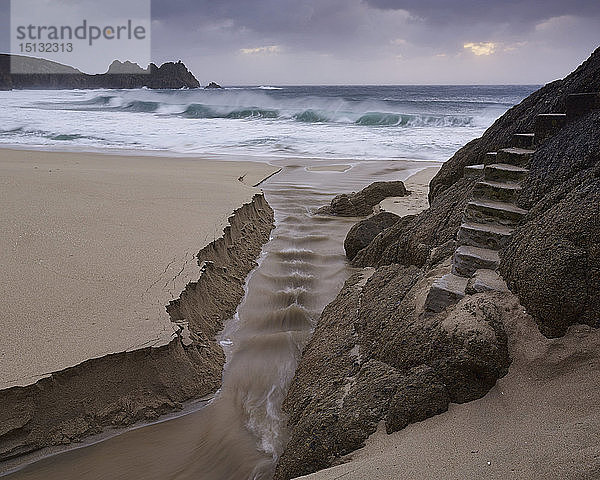 Stürmische Bedingungen am Strand mit Blick auf den Logan Rock in Porthcurno  Cornwall  England  Vereinigtes Königreich  Europa