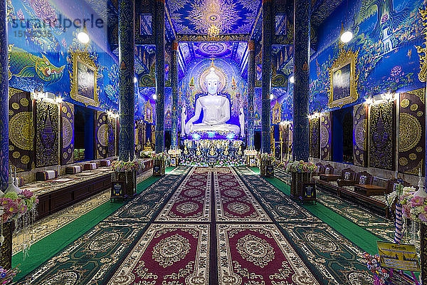 Buddha-Statue im Wat Rong Suea Ten (Blauer Tempel) in Chiang Rai  Thailand  Südostasien  Asien