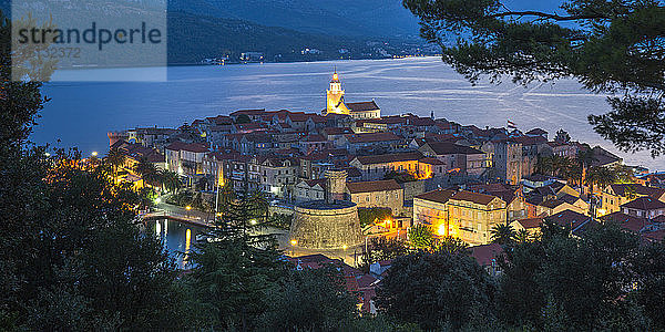 Blick über die Altstadt in der Abenddämmerung  die beleuchtete Kathedrale ragt hervor  Korcula Stadt  Korcula  Dubrovnik-Neretva  Dalmatien  Kroatien  Europa