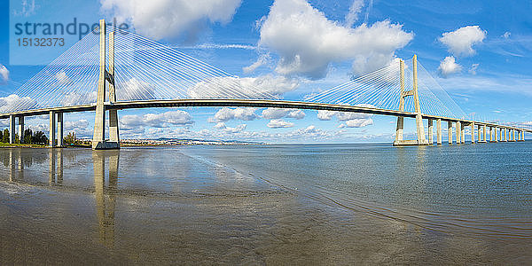 Vasco-de-Gama-Brücke mit Spiegelung im Tejo  Lissabon  Portugal  Europa