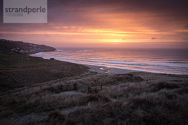 Sennen Beach bei Sonnenuntergang  Sennen  Cornwall  England  Vereinigtes Königreich  Europa