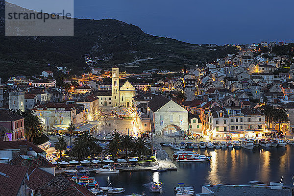 Blick über den Hafen auf die Altstadt von Hvar  Insel Hvar  Dalmatien  Kroatien  Europa