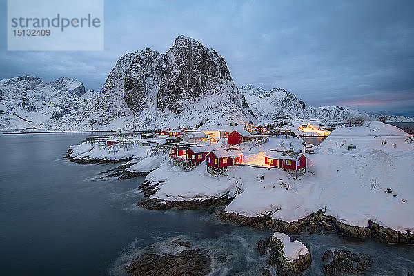 Dorf Hamnoy in einer Winterlandschaft  Reine  Lilandstindan  Moskenesoya  Lofoten  Nordland  Arktis  Norwegen  Europa