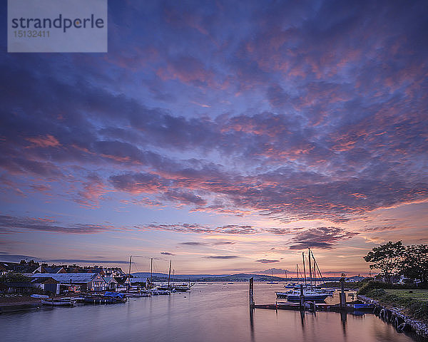 Sonnenuntergang mit Booten am Exe-Ufer auf der Rückseite der Camperdown Terrace  Exmouth  Devon  England  Vereinigtes Königreich  Europa