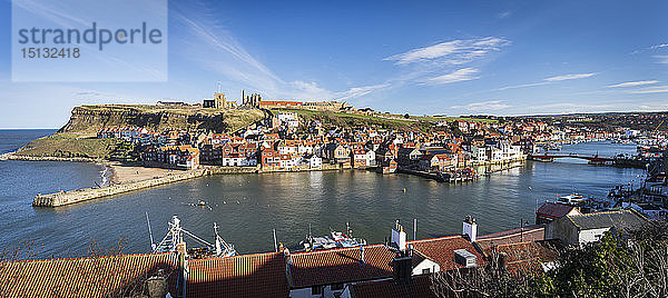 Whitby Abbey  St Mary's Church  199 Steps und der Fluss Esk und Hafen  Whitby  Yorkshire  England  Vereinigtes Königreich  Europa