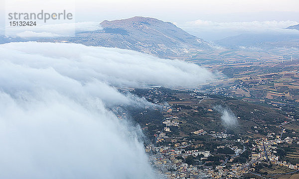 Blick über die umliegende Landschaft von der Stadtmauer aus  Wolken ziehen über das Tal  Erice  Trapani  Sizilien  Italien  Mittelmeer  Europa
