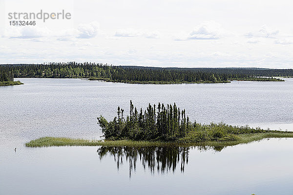 Insel im Dillabough-See im nördlichen Manitoba  Kanada  Nordamerika