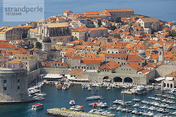 Blick über die Altstadt (Stari Grad)  von einem Hügel über dem Adriatischen Meer  Dubrovnik  UNESCO-Weltkulturerbe  Dubrovnik-Neretva  Dalmatien  Kroatien  Europa