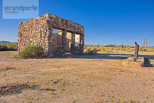 Ein geisterhaftes Steingebäude  historisches Wahrzeichen  eines der letzten ursprünglichen Gebäude von Old Salome  Arizona  Vereinigte Staaten von Amerika  Nordamerika