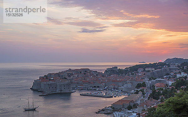 Blick über die Altstadt (Stari Grad)  UNESCO-Weltkulturerbe  von einem Hügel über der Adria  Sonnenuntergang  Dubrovnik  Dubrovnik-Neretva  Dalmatien  Kroatien  Europa