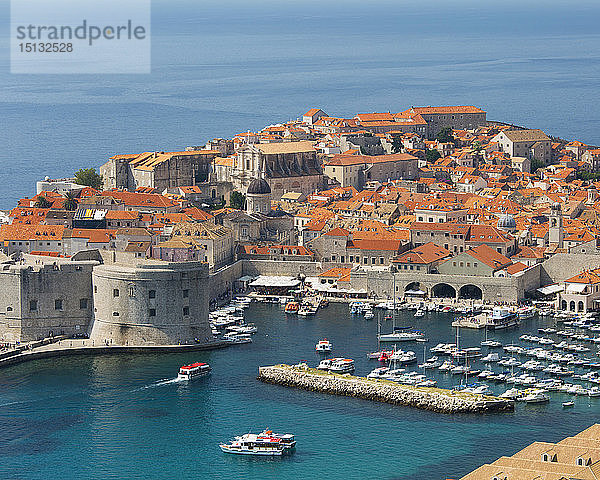 Blick über die Altstadt (Stari Grad)  von einem Hügel über dem Adriatischen Meer  Dubrovnik  UNESCO-Weltkulturerbe  Dubrovnik-Neretva  Dalmatien  Kroatien  Europa