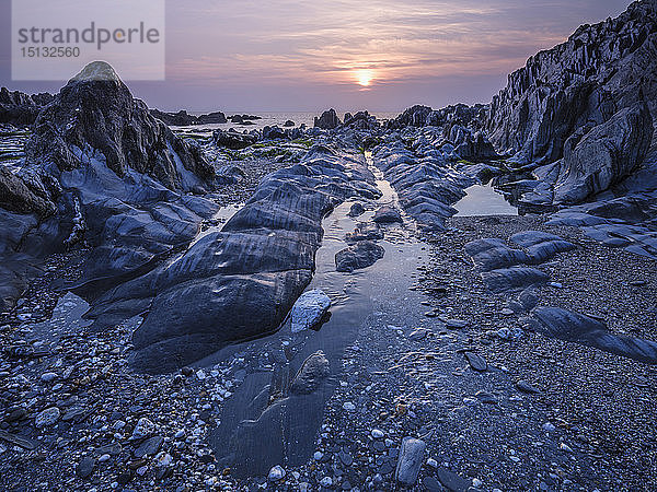 Sonnenuntergang mit Blick auf das Meer vom Combesgate Beach bei Woolacombe  Devon  England  Vereinigtes Königreich  Europa