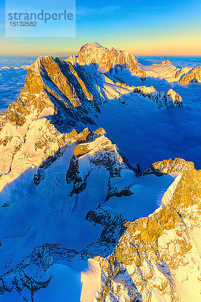 Luftaufnahme von Grandes Jorasses  Petites Jorasses  Aiguille De Leschaux und Mont Blanc in der Morgendämmerung  Courmayeur  Aostatal  Italien  Europa