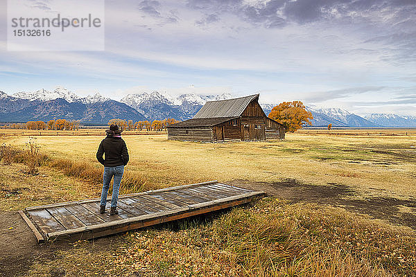 Frau an der Mormon Row und Teton Range  Grand Teton National Park  Wyoming  Vereinigte Staaten von Amerika  Nordamerika