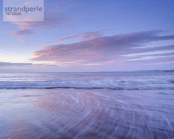 Ruhige Morgendämmerung mit Wolken  die sich im nassen Strand spiegeln  Exmouth  Devon  England  Vereinigtes Königreich  Europa