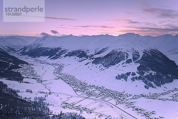 Erhöhter Blick auf das Dorf bei Sonnenuntergang  Livigno  Valtellina  Lombardei  Italien  Europa