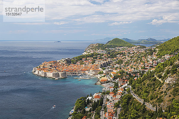 Blick über die Altstadt (Stari Grad)  UNESCO-Weltkulturerbe  von einem Hügel über der Adria  Dubrovnik  Dubrovnik-Neretva  Dalmatien  Kroatien  Europa