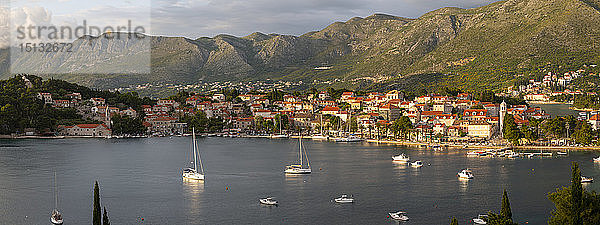Panoramablick auf die Stadt bei Sonnenuntergang aus erhöhter Position  Cavtat an der Adria  Cavtat  Dubrovnik Riviera  Kroatien  Europa