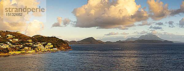 Blick auf St. Kitts  Nevis Peak und Karibisches Meer  St. Kitts und Nevis  Westindien  Karibik  Mittelamerika