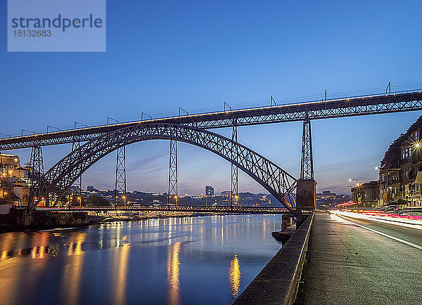 Brücke Dom Luis I und Fluss Douro in der Abenddämmerung  Porto  Portugal  Europa