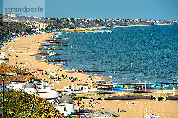 Erhöhte Aussicht auf den Strand von Bournemouth von den Klippen aus  Dorset  England  Vereinigtes Königreich  Europa
