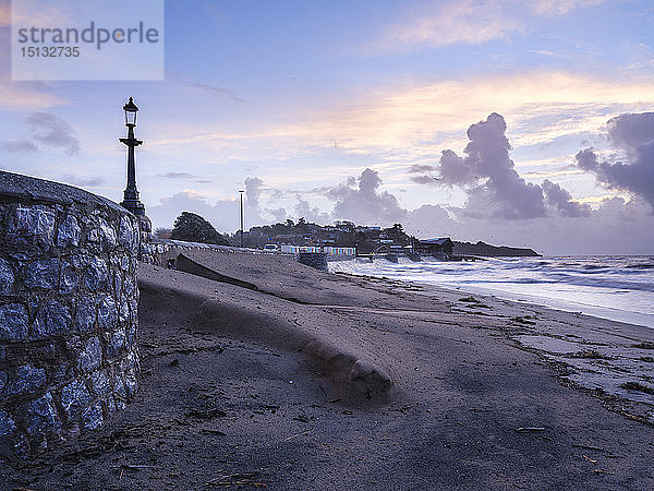 Der Morgen nach einem schweren Sturm  der die Ansammlung von Sand durch Wind und Wellenschlag zeigt  Exmouth  Devon  England  Vereinigtes Königreich  Europa