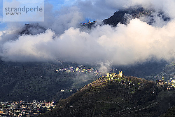 Schloss Grumello von der Sonne beleuchtet  Sondrio  Valtellina  Lombardei  Italien  Europa