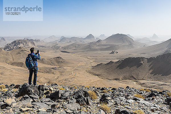 Ein Mann genießt die Mauren von Assekrem  Tamanrasset  Hoggar-Gebirge  Algerien  Nordafrika  Afrika