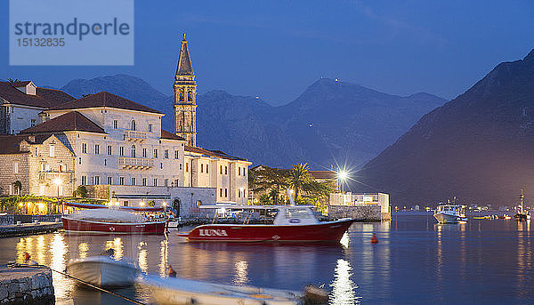 Blick über den beleuchteten Hafen auf die Villen am Wasser mit Blick auf die Bucht von Kotor  Abenddämmerung  Perast  Kotor  UNESCO-Weltkulturerbe  Montenegro  Europa