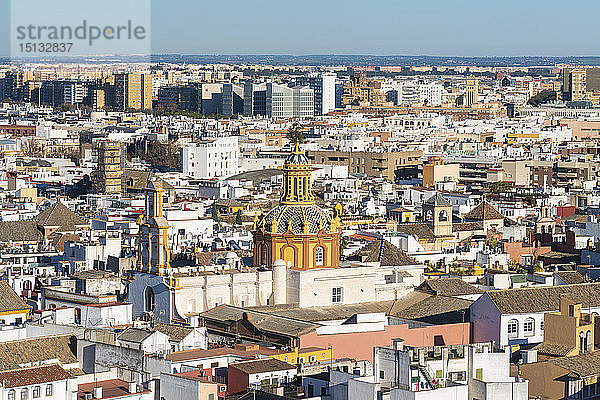 Blick auf das historische Zentrum von Sevilla von der Spitze der Kathedrale von Sevilla  Sevilla  Andalusien  Spanien  Europa