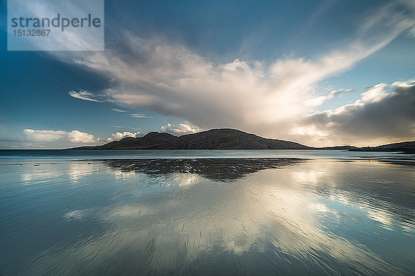 Bagh a Deas (South Beach)  mit der unbewohnten Insel Sandray in der Ferne  Vatersay  Äußere Hebriden  Schottland  Vereinigtes Königreich  Europa.