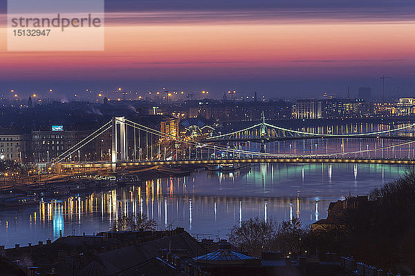 Farben der Morgendämmerung über der Donau mit Elisabethbrücke und Freiheitsbrücke  UNESCO-Welterbe  Budapest  Ungarn  Europa