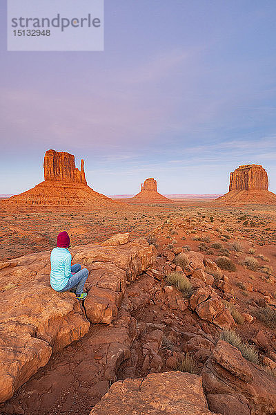 Sandsteinfelsen im Monument Valley Navajo Tribal Park an der Grenze zwischen Arizona und Utah  Vereinigte Staaten von Amerika  Nordamerika