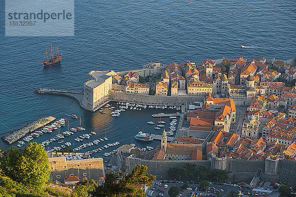 Blick auf die Altstadt vom Srd-Hügel  UNESCO-Weltkulturerbe  Dubrovnik  Kroatien  Europa