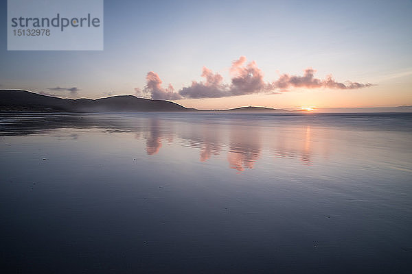 Sonnenuntergang bei Traigh Eais  Barra  Äußere Hebriden  Schottland  Vereinigtes Königreich  Europa