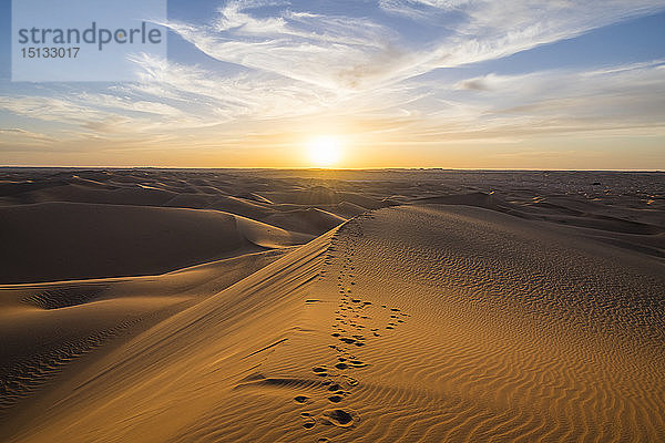 Sonnenuntergang in den riesigen Sanddünen der Sahara-Wüste  Timimoun  Westalgerien  Nordafrika  Afrika