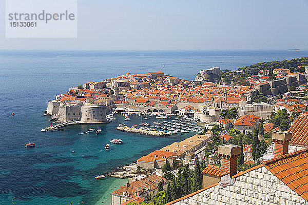 Blick über die Altstadt (Stari Grad)  UNESCO-Weltkulturerbe  von einem Hügel über der Adria  Dubrovnik  Dubrovnik-Neretva  Dalmatien  Kroatien  Europa