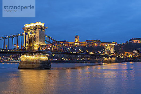Kettenbrücke und Budaer Burg bei Nacht  UNESCO-Weltkulturerbe  Budapest  Ungarn  Europa
