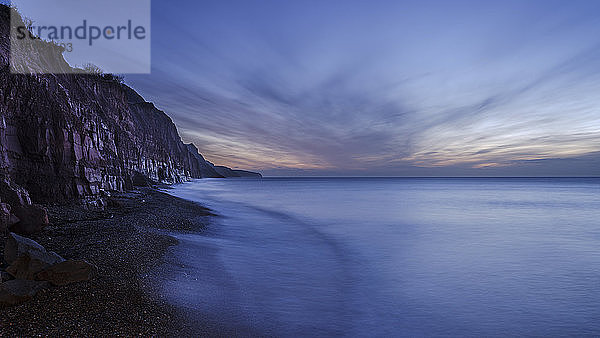 Zurückweichende Welle unter den Klippen der malerischen Küstenstadt Sidmouth  Devon  England  Vereinigtes Königreich  Europa