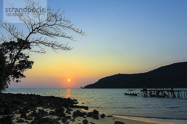 Sonnenuntergang und Pier an der ruhigen felsigen Westküste dieser Ferieninsel  Lazy Beach  Koh Rong Sanloem Island  Sihanoukville  Kambodscha  Indochina  Südostasien  Asien
